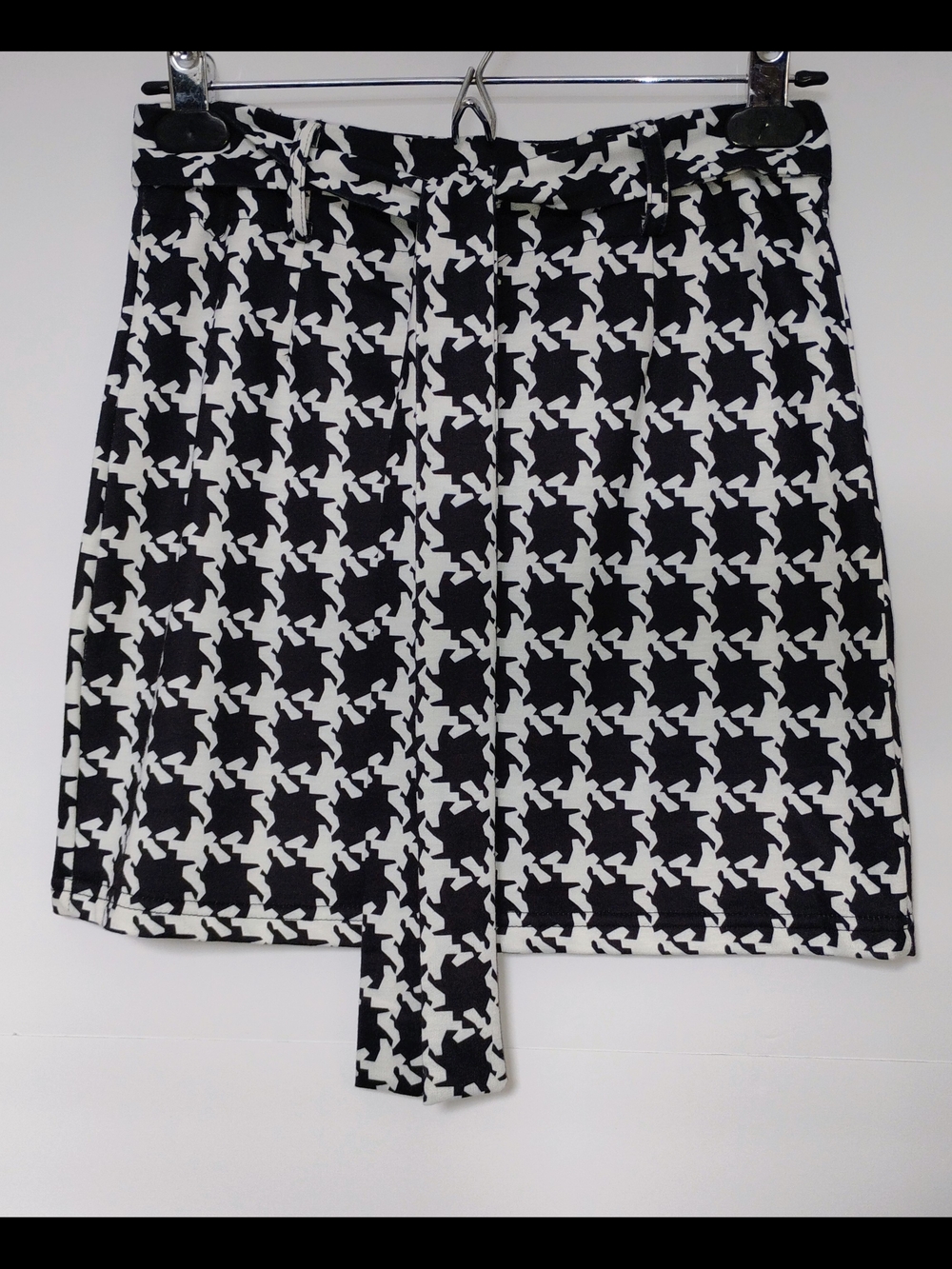 SHEIN Black & White Houndstooth Mini Skirt with Self-Tie Belt